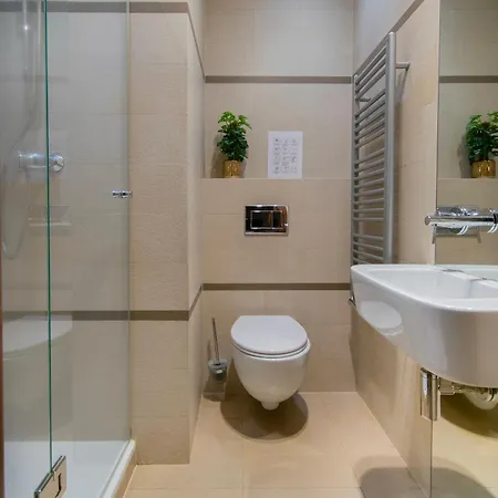 Collosal 6 Bedroom Slowackiego Avenue Daire